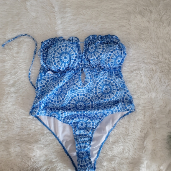 Other - WDIRARA Womens frill trim swim suit top